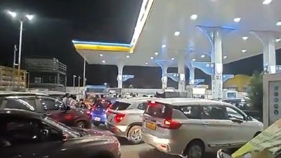 హైదరాబాద్ లో పెట్రోల్ బంకుల వద్ద అదేం రష్ రా అయ్యా- సిటీలో పెట్రోల్ కొరత?