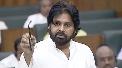 వాళ్లు 11 మంది ఉన్నా 1100 మంది ఉన్నట్టు - పవన్ కీలక వ్యాఖ్యలు..!!