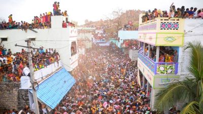 ఏపీలోని ఆ గ్రామంలో పిడకల సమరం.. చూస్తే మీరే షాక్ అవుతారు!