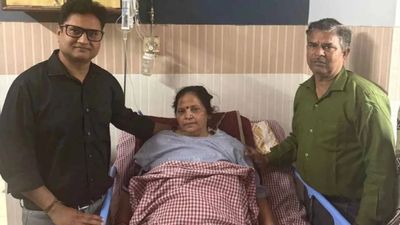 గుంతలో పడ్డ అంబులెన్స్‌.. ప్రాణాలతో లేచి కూర్చొన్న బ్రెయిన్ డెడ్ మహిళ..