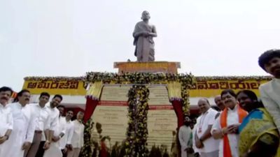 అమరావతిలో తొలి భారీశిల్పం,చారిత్రక స్మారకం ఆవిష్కరించిన సీఎం చంద్రబాబు!