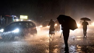 హైదరాబాద్ లో దంచికొడుతున్న భారీ వర్షం..