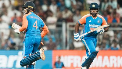 అభిషేక్ అంటే వాళ్లకు అసూయ ? బాంబు పేల్చిన సంజూ శాంసన్ ..!