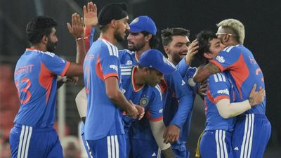 రెపరెపలాడిన త్రివర్ణ పతాకం.. విశ్వవిజేతగా భారత్