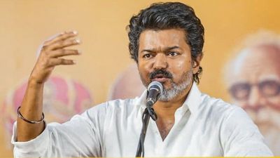 విజయ్ చుట్టూ వల- నయానో, భయానో