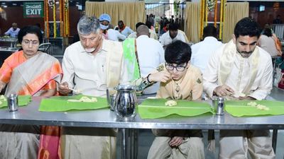 తిరుమలలో చంద్రబాబు కుటుంబం- క్యూలైన్ ద్వారా దర్శనం, భక్తులతో కలిసి అన్నప్రసాదం