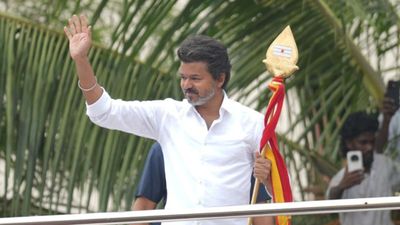 విజయ్ వైపే యూత్, డీఎంకే కు షాక్.. తేల్చేసిన సర్వే