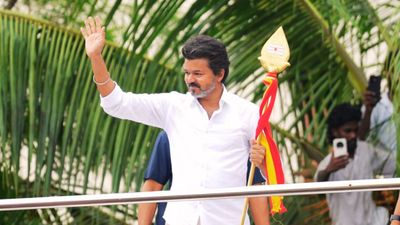 విజయ్ నిజ స్వరూపం ఇదేనా? టీవీకే మహిళా కార్యకర్త ఫైర్