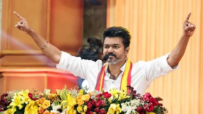 విజయ్ సంచలన నిర్ణయం.. తన కారు డ్రైవర్ కుమారుడికి ఎమ్మెల్యే టికెట్ !!