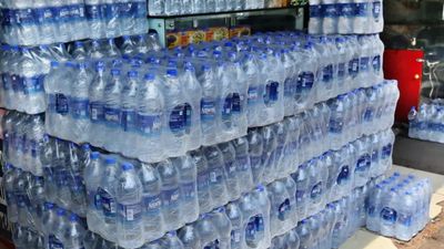 వాటర్ బాటిల్స్ ను తాకిన వార్ హీట్. మంచినీళ్లూ కొనలేమా?