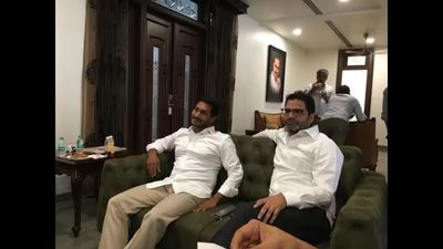 జగన్ కోసం మళ్లీ రంగంలోకి ప్రశాంత్ కిషోర్, ఢిల్లీ కీలక నేత మంత్రాంగం...!?