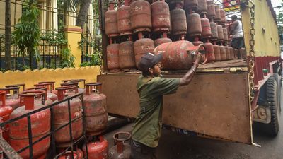 చిన్న సిలిండర్ల రేట్లూ భగ్గు: విమాన ఛార్జీలకు రెక్కలు 