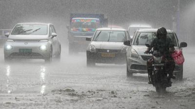 బంగాళాఖాతంపై ఉపరితల ఆవర్తనం, ద్రోణి- ఏపీలోని ఈ జిల్లాల్లో వర్షాలు