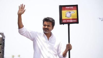 తిరుచ్చిలో చిరంజీవి నామినేషన్, విజయ్ కోసం రంగంలోకి