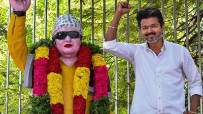 ఉచిత విద్యుత్, రూ. 25,000 ప్రసూతి సాయం: ఎక్కడ కొట్టాలో అక్కడ కొట్టిన విజయ్