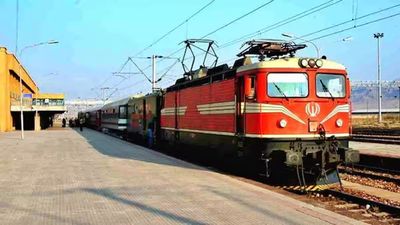 రానున్న 12 గంటలు రైలులో ప్రయాణం చేయ‌కండి: ప్ర‌జ‌ల‌కు కీల‌క హెచ్చ‌రిక‌లు