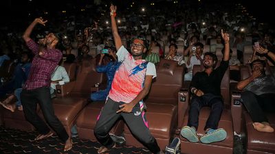 మరో 100 కోట్ల బొమ్మ.. హిట్ మీద హిట్ కొట్టడం నీకే సాధ్యం అన్న