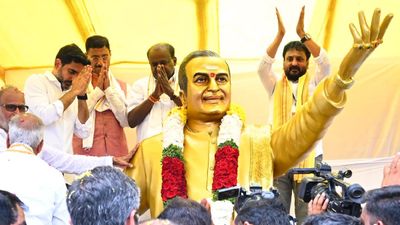 కర్ణాటకలో ఎన్టీఆర్ విగ్రహాన్ని ఆవిష్కరించిన నారా లోకేష్..!