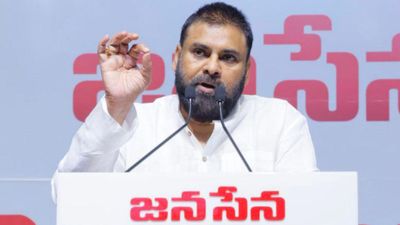 వైసీపీది తప్పే కానీ..  ఆ మాటలూ..! పవన్ షాకింగ్ కామెంట్స్..! 