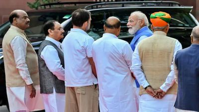 కొద్దిసేపు మాట్లాడుకున్న రాహుల్ గాంధీ, ప్రధాని మోదీ.. వీడియో వైరల్