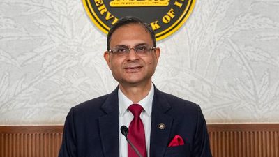 గృహ, వాహన రుణాల ఈఎంఐలపై RBI తాజా నిర్ణయాలు