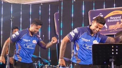 'ధురందర్’ స్టెప్పుతో సూర్యకుమార్ యాదవ్ రచ్చ! (వీడియో) 