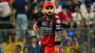 కోహ్లీ గుస్సా..: హాఫ్ సెంచరీ చేశాడన్న మాటే గానీ: విసిరి కొట్టడం వెనుక