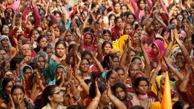 ప్రతి నెలా రూ. 3,000 సాయం, ప్రభుత్వ ఉద్యోగాల్లో 33% రిజర్వేషన్లు