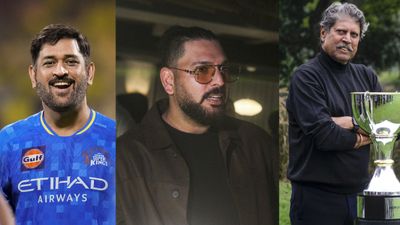 తండ్రి చేసిన పాపం.. కపిల్ దేవ్, ఎంఎస్ ధోనీకి సారీ చెప్పిన యువీ!