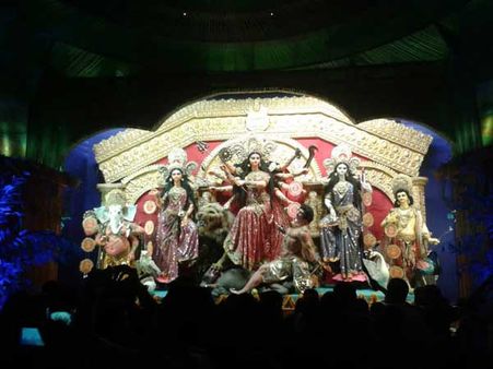 মহাষষ্ঠীতে কলকাতার রাস্তায় দর্শনার্থীদের ঢল