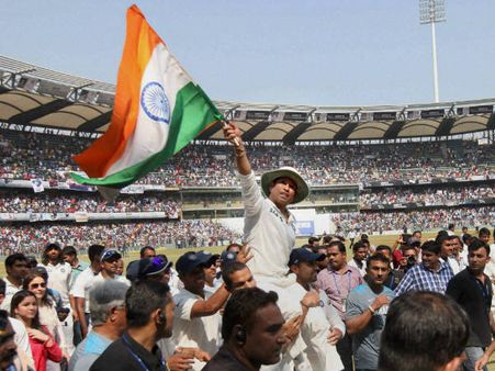 চোখে জল নিয়েই বাইশ গজকে বিদায় জানালেন ক্রিকেট ঈশ্বর