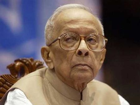 জ্যোতি বসুকে দু'বার প্রধানমন্ত্রী হওয়ার অনুরোধ করেন রাজীব, বইয়ে দাবি