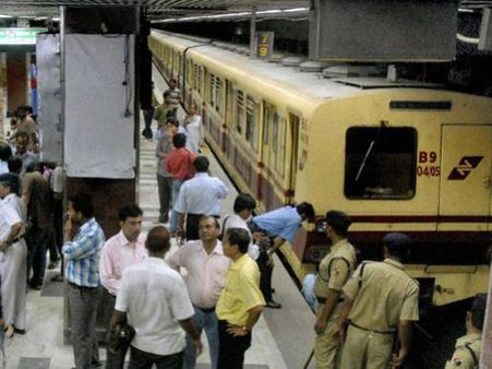 সাতসকালেই বিপর্যস্ত মেট্রো পরিষেবা
