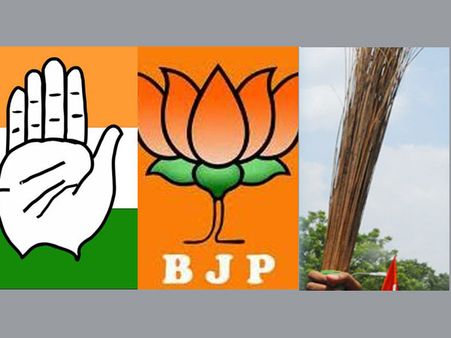 পদ্ম-কাঁটায় অবশ হাত, 'আপ' বাড়াল চাপ