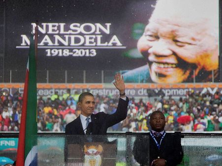 ম্যান্ডেলার স্মরণ সভাতে দোভাষীর সংকেত বিভ্রাট ঘিরে বিতর্ক