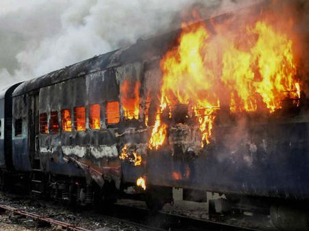অন্ধ্রর কাছে ট্রেনের এসি কামরায় আগুন, মৃত ২৩