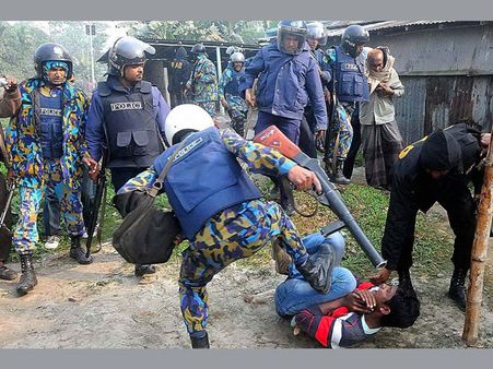 আওয়ামি লিগের ঝুলিতে ২৩২ আসন, হিংসা অব্যাহত বাংলাদেশে