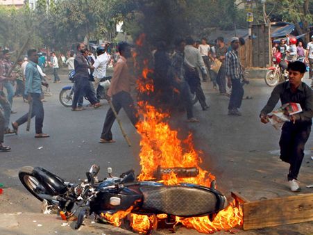 অবরোধ-হরতালে স্তব্ধ দেশ, ভোগান্তি জনতার