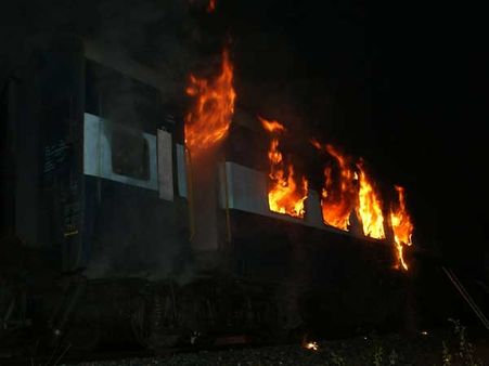 চলন্ত দেরাদুনগামী ট্রেনে আগুন, এক মহিলা-সহ মৃত ৯