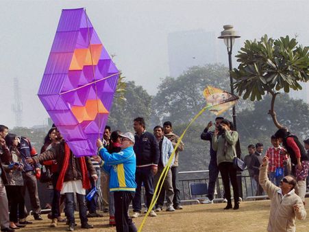 ছবি : বিশ্ব ঘুড়ি উৎসবের ডানায় ভর করে রঙিন হবে নীল আকাশ