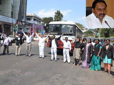 তেলেঙ্গানার বিরোধিতায় অন্ধ্রের মুখ্যমন্ত্রীর ইস্তফা, বনধ সীমান্ধ্রে