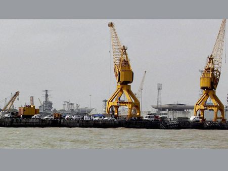 মুম্বইয়ে দুর্ঘটনায় পড়ল কলকাতা, প্রাণহানি অস্বীকার নৌসেনার