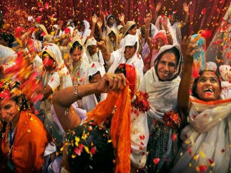 বৃন্দাবনের বিধবাদের ফিকে জীবনে হোলির রং, এই প্রথম