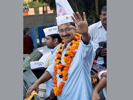 ফরিদাবাদ রোড শো-এ কালো পতাকা দেখানো হল কেজরিওয়ালকে