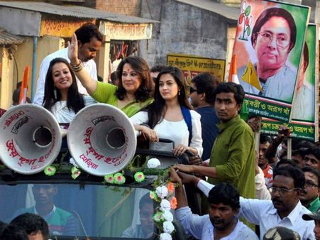 মুনমুন ও তাঁর কন্যাযুগলকে ধুলোর আক্রমণ থেকে রক্ষা করতে 'সড়ক স্নান' তৃষ্ণার্ত বাঁকুড়ায়