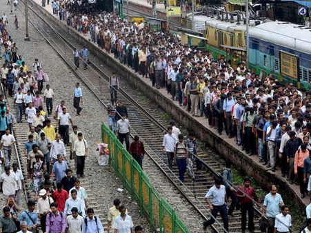 শ্যামল সেন কমিশনের চেক বাউন্স, প্রতিবাদে রেল অবরোধ প্রতারিতদের