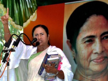 আপনারা বুদ্ধদেব ভট্টাচার্যকে নিয়ন্ত্রণ করতে পারেন, আমাকে নয় : গণমাধ্যমকে তোপ মমতার