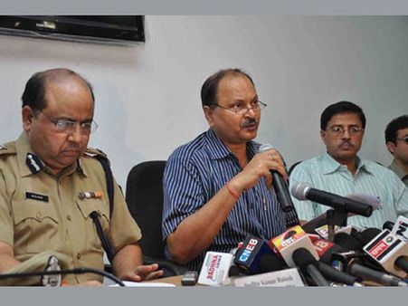 নির্বাচন কমিশনের বিশেষ পর্যবেক্ষকের অপসারণের দাবীতে সরব বিরোধীরা