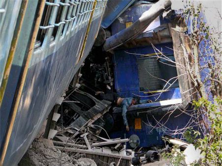 মহারাষ্ট্রে পাহাড়ি পথে লাইনচ্যুত ট্রেন, নিহত ১৫