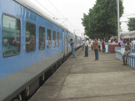 শতাব্দী এক্সপ্রেসে এসি বিকল, হাওড়া স্টেশনে বিক্ষোভ যাত্রীদের